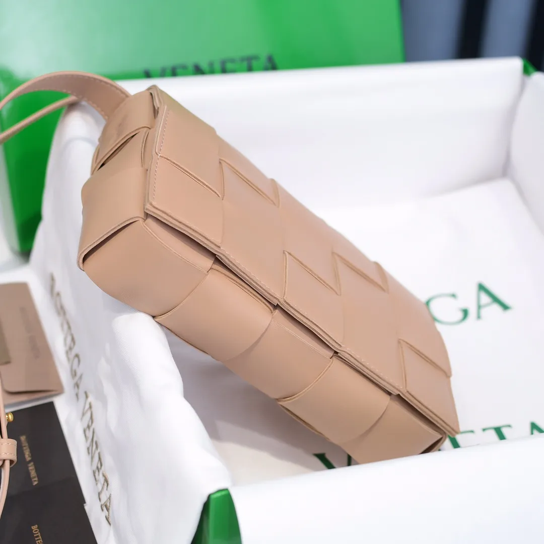 Batch 1420 Real shots 👇BV Cassette’s trendy design is earth-shakingly beautiful. The handsome style with flamboyant personality has completely changed the dull style of the past. Beauty is a topic that women can never refuse. Walking on the streets of Milan, you can see her figure everywhere. It is called tofu bag, original sheepskin: the key point is that both men and women can control it, and has become a big celebrity in the fashion circle. Size 23*15*5 [6687#] Nude Pink